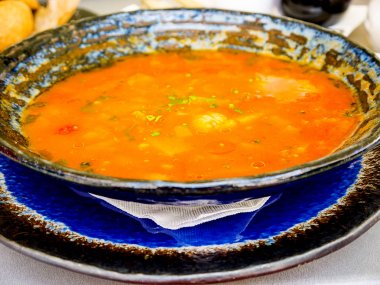 Prag'ın eski şehir meydanı ve çevresindeki birçok kafede yiyecek ve içecek. Tipik Çek yemekleri lezzetlidir