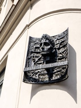 Franz Kafka Anıtı (3 Temmuz 1883 - 3 Haziran 1924). Gerçekçilik ve fantastik unsurları birleştiren çalışmaları, genellikle tuhaf ya da gerçeküstü çıkmazlar ve anlaşılmaz sosyo-bürokratik güçler karşı karşıya izole kahramanları özellikleri, 