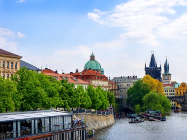 Th Çek Cumhuriyeti'nde tramvayların seyahat ettiği köprüden Charles Köprüsü ve Vltava Nehri'nin görünümü