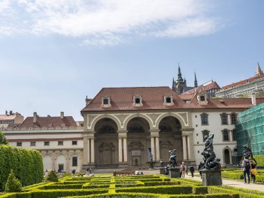 Waldstein sarayının bahçesindeki güzel Senato Bahçeleri. Senato bahçeleri ile bir yürüyüş onun düzgünce kırpılmış çitler, büyük balık gölet ve yeşil çimler ile güzel. Bir kuş ve serbest dolaşım tavus kuşu var