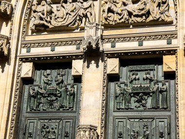 Prag şehrine bakan Kale kompleksi içinde yer alan St Vitus Katedrali'nin Muhteşem Dış Cephesi.