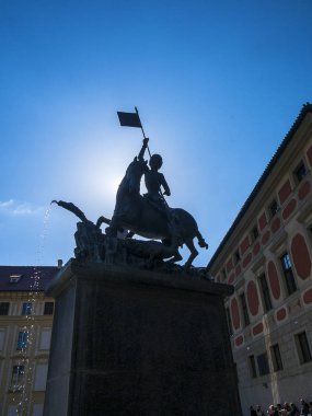 Prag şehrine bakan Kale kompleksi içinde yer alan St Vitus Katedrali'nin Muhteşem Dış Cephesi.Bu, Ejderhayı öldüren Aziz George'un bir avlu heykelidir.