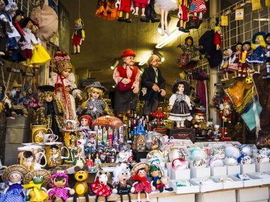 Doğu Avrupa'da Prag Çek kentinde tezgahları ve dükkanlarda satılık etik öğeler