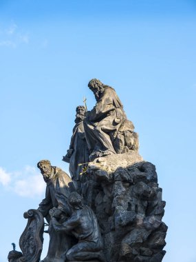 Çek Cumhuriyeti'nin başkenti Prag'daki Charles Köprüsü, 1357 yılında Vlatva Nehri'ni geçmek için inşa edilmiştir. Bu şehirden kaleye geçiş ve heykeller ile kaplıdır