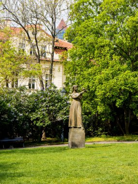 Senato Bahçeleri'nin yakınındaki küçük bir parktan başlayarak heykellerle kaplı tramvay istasyonundan Prag Kalesi'ne kadar merdiven ler uzun bir mesafedir ve bu merdiven, tırabzanlı ve seviyeli durakyerleri ile daha kısa bir yoldur.