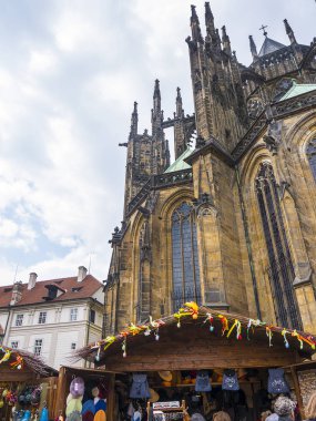 Çek Cumhuriyeti'nin Başkenti Prag'daki Kale'deki St Vitus Katedrali'nin arkasındaki Paskalya pazarı.Katedralin dış cephesi de iç mekan kadar ilginçtir.