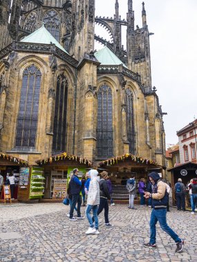 Çek Cumhuriyeti'nin Başkenti Prag'daki Kale'deki St Vitus Katedrali'nin arkasındaki Paskalya pazarı.Katedralin dış cephesi de iç mekan kadar ilginçtir.
