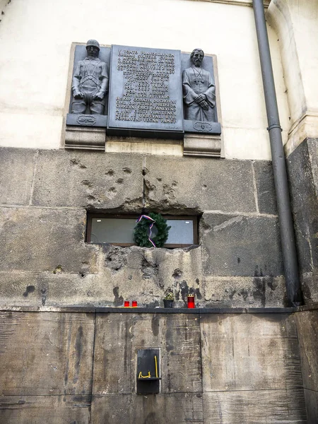 纪念圣西里尔教堂 1942年 游击队员在刺杀赖因哈德 海德里希后躲藏起来 他们被出卖并藏在地下墓穴里 纳粹不能用枪和催泪瓦斯接近他们 所以他们淹没了墓穴 淹死了他们 — 图库照片