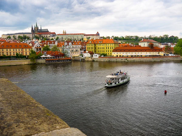 Лодка Реке Влтава Которая Протекает Через Чешскую Столицу Город Фюгге — стоковое фото