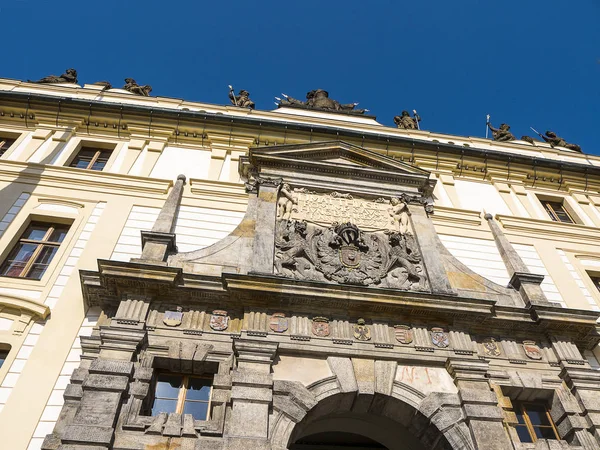 Prag Şehrine Bakan Kale Kompleksi Içinde Yer Alan Vitus Katedrali — Stok fotoğraf