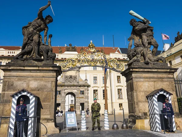 Obřad Změny Stráží Pražském Hradě Výhledem Město Praha České Republice — Stock fotografie