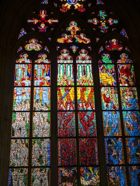ステンドグラスの窓は チェコ共和国のプラハの首都の城の聖ヴィータス大聖堂に洪水栄光の色をもたらします — ストック写真
