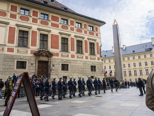 Cerimonia Cambio Della Guardia Castello Praga Che Domina Città Praga — Foto Stock