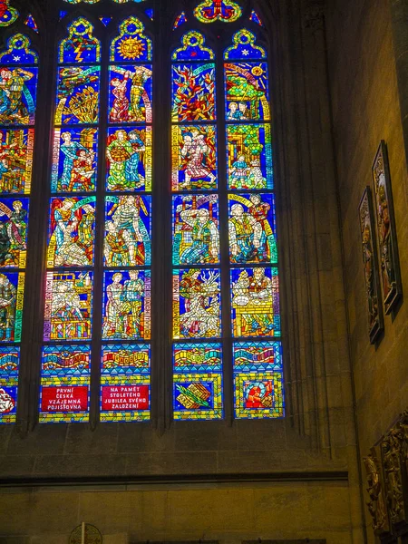 Vitrais Trazem Cores Gloriosas Inundando Catedral São Vito Castelo Praga — Fotografia de Stock