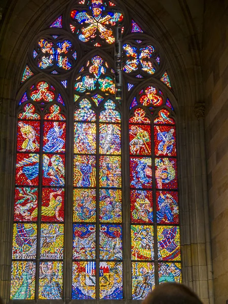 聖ヴィータス ヴァーツラウス アダルベルトのメトロポリタン大聖堂は プラハの大司教の席であるプラハのローマカトリック大聖堂です それは一般的に聖ヴィータス大聖堂として知られており 壮大なステンドグラスの窓を持っています — ストック写真