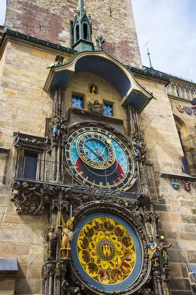 プラハ天文時計は中世の天文時計です 時計は旧市街広場の旧市庁舎の南壁に取り付けられています 時計の時間の数字は 周りに移動し コックカラス 1410年にさかのぼる — ストック写真