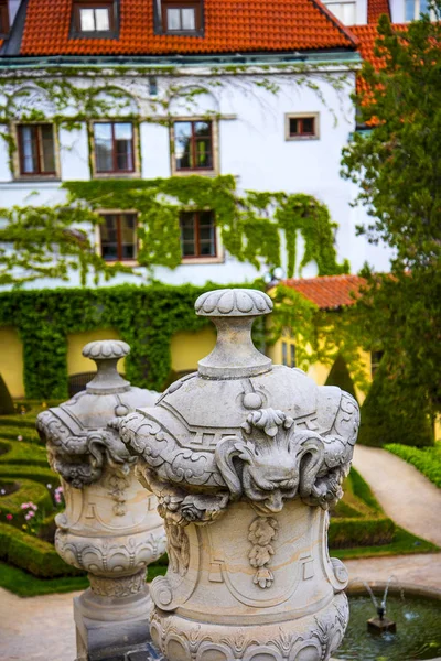 这个位于布拉格的正式花园是捷克首都几个精美的高巴洛克式花园之一 1990年至1998年 该园进行了结构保护和大面积的重新种植 于1998年6月重新向公众开放 — 图库照片