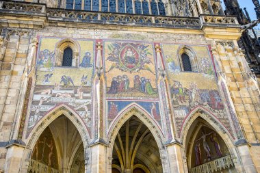 Çek Cumhuriyeti 'nin Prag Şatosu' ndaki Aziz Vitus Katedrali, hem dış hem de iç dünyadaki en güzel dini binalardan biridir. Gotik mimari ve ülkenin en büyük ve en önemli kilisesidir.