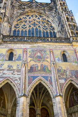 Çek Cumhuriyeti 'nin Prag Şatosu' ndaki Aziz Vitus Katedrali, hem dış hem de iç dünyadaki en güzel dini binalardan biridir. Gotik mimari ve ülkenin en büyük ve en önemli kilisesidir.