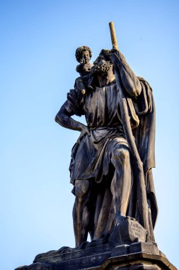 Yeni bölgeyi Mala Strana 'ya bağlamak için Vltava Nehri üzerindeki Charles Köprüsü kuruldu. Köprünün iki ucunda da kuleler var ve dini heykellerle kaplı. Bu bir yaya köprüsü ve turistler arasında popülerdir.