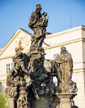 Yeni bölgeyi Mala Strana 'ya bağlamak için Vltava Nehri üzerindeki Charles Köprüsü kuruldu. Köprünün iki ucunda da kuleler var ve dini heykellerle kaplı. Bu bir yaya köprüsü ve turistler arasında popülerdir.