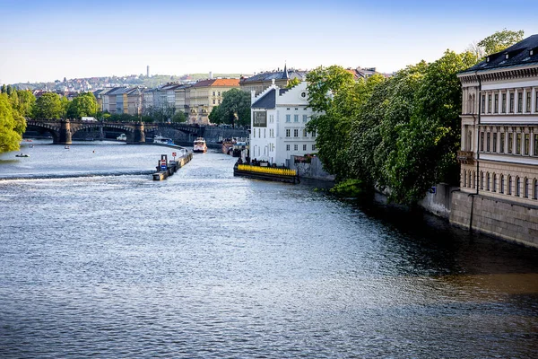 Çek Cumhuriyeti 'nin Prag şehrinden akan Vltava Nehri, Çek Cumhuriyeti' nin en uzun nehridir ve Bohemya Ormanı boyunca güneydoğudan Bohemya ve Prag boyunca akar.