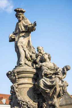 Yeni bölgeyi Mala Strana 'ya bağlamak için Vltava Nehri üzerindeki Charles Köprüsü kuruldu. Köprünün iki ucunda da kuleler var ve dini heykellerle kaplı. Bu bir yaya köprüsü ve turistler arasında popülerdir.