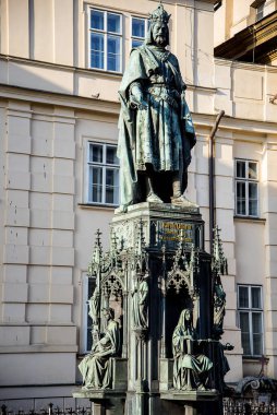 Yeni bölgeyi Mala Strana 'ya bağlamak için Vltava Nehri üzerindeki Charles Köprüsü kuruldu. Köprünün iki ucunda da kuleler var ve dini heykellerle kaplı. Bu bir yaya köprüsü ve turistler arasında popülerdir.