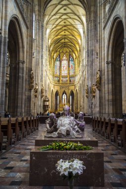 Çek Cumhuriyeti 'nin Prag Şatosu' ndaki Aziz Vitus Katedrali, hem dış hem de iç dünyadaki en güzel dini binalardan biridir. Gotik mimari ve ülkenin en büyük ve en önemli kilisesidir.