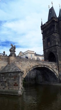 Yeni bölgeyi Mala Strana 'ya bağlamak için Vltava Nehri üzerindeki Charles Köprüsü kuruldu. Köprünün iki ucunda da kuleler var ve dini heykellerle kaplı. Bu bir yaya köprüsü ve turistler arasında popülerdir.