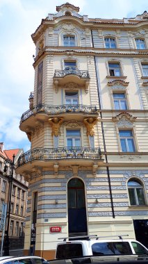 Czech Cumhuriyeti 'ndeki Prag, Art Nouveau' dan Baroque 'a, Rönesans' a, Kübist 'e, Gotik' e, Neo-Klasik 'e ve ultra-modern' e kadar dünyanın en el değmemiş ve çeşitli mimari koleksiyonlarından birini içerir.