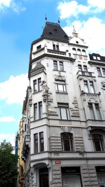 Czech Cumhuriyeti 'ndeki Prag, Art Nouveau' dan Baroque 'a, Rönesans' a, Kübist 'e, Gotik' e, Neo-Klasik 'e ve ultra-modern' e kadar dünyanın en el değmemiş ve çeşitli mimari koleksiyonlarından birini içerir.