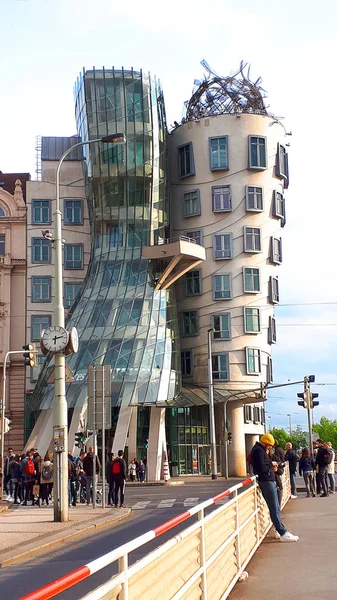 ダンシング ハウス Dancing House フレッド アンド ジンジャー チェコ共和国プラハのヴルタヴァ川の水辺に建設されたナショナル ネーデルランドの建物の愛称で カナダ系アメリカ人建築家フランク — ストック写真