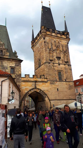 Yeni bölgeyi Mala Strana 'ya bağlamak için Vltava Nehri üzerindeki Charles Köprüsü kuruldu. Köprünün iki ucunda da kuleler var ve dini heykellerle kaplı. Bu bir yaya köprüsü ve turistler arasında popülerdir.