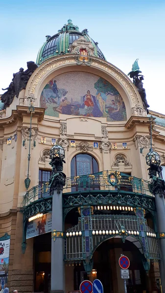 Prag 'daki belediye binası, Çek Cumhuriyeti' nin başkenti.Belediye binası, Prag 'da ünlü bir konser salonu olan Smetana Hall' a ev sahipliği yapan bir kamu binasıdır.. 