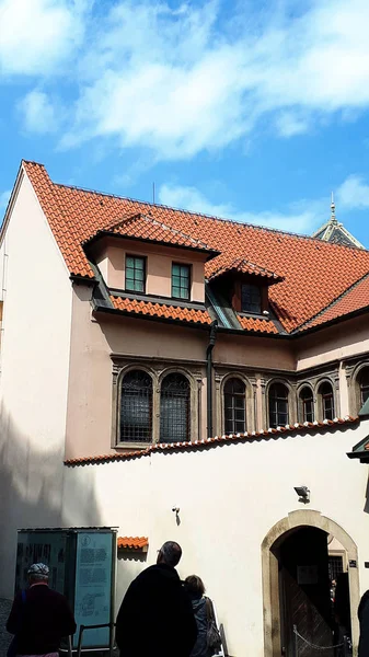 布拉格犹太人区的犹太教堂位于旧城广场和Vltava河之间 犹太隔都的历史始于13世纪 当时犹太人被命令搬离他们不同的家园 在这个地区定居下来 — 图库照片