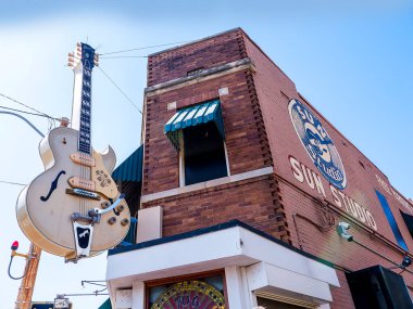 Sun Record Studio, Memphis Tennessee 'de rock and roll öncüsü Sam Phillips tarafından açıldı. 1950' lerin ortalarında burada Johnny Cash, Elvis Presley, Carl Perkins, Roy Orbison, Charlie Rich ve Jerry Lee Lewis gibi tüm büyük sanatçılar kaydedildi. 