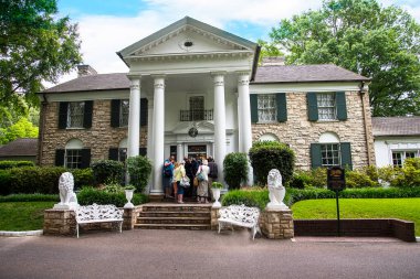 Graceland, Memphis, Tennessee 'de bir konaktır ve Elvis Presley' in evidir. Mississippi sınırının hemen kuzeyinde yer alır. 1982 'de halka açıldı ve yılda 650.000' den fazla ziyaretçisi olan Amerika 'nın en çok ziyaret edilen özel evlerinden biri..