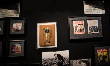 Graceland, Memphis, Tennessee 'de bir konaktır ve Elvis Presley' in evidir. Mississippi sınırının 4 mil kuzeyinde yer almaktadır. 1982 'de halka açıldı. Onun birçok altın diski ve ödülü evde sergileniyor.