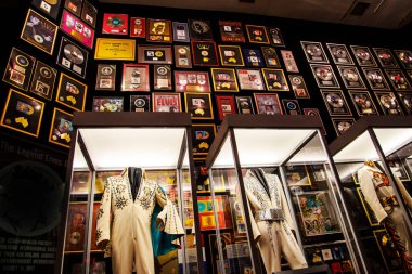 Graceland, Memphis, Tennessee 'de bir konaktır ve Elvis Presley' in evidir. Mississippi sınırının 4 mil kuzeyinde yer almaktadır. 1982 'de halka açıldı. Muhteşem sahne kıyafetleri evinde sergileniyor.