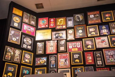 Graceland, Memphis, Tennessee 'de bir konaktır ve Elvis Presley' in evidir. Mississippi sınırının 4 mil kuzeyinde yer almaktadır. 1982 'de halka açıldı. Onun birçok altın diski ve ödülü evde sergileniyor.