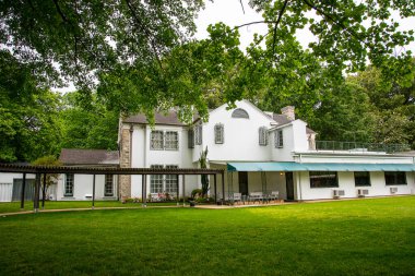 Graceland, Memphis, Tennessee 'de bir konaktır ve Elvis Presley' in evidir. Mississippi sınırının hemen kuzeyinde yer alır. 1982 'de halka açıldı ve yılda 650.000' den fazla ziyaretçisi olan Amerika 'nın en çok ziyaret edilen özel evlerinden biri..