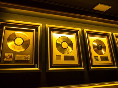 Graceland, Memphis, Tennessee 'de bir konaktır ve Elvis Presley' in evidir. Mississippi sınırının 4 mil kuzeyinde yer almaktadır. 1982 'de halka açıldı. Onun birçok altın diski ve ödülü evde sergileniyor.