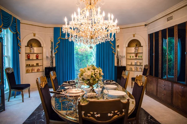 Graceland, Memphis, Tennessee 'de bir konaktır ve Elvis Presley' in evidir. Mississippi sınırının 4 mil kuzeyinde yer almaktadır. 1982.de halka açıldı. Burası onun yaşadığı odalar.