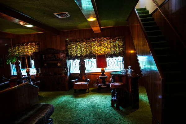 格拉兰 Graceland 是田纳西州孟菲斯的一座豪宅 是猫王普雷斯利的故乡 它位于密西西比边境以北不到四英里处 它在1982年向公众开放 这就是他住的房间 — 图库照片