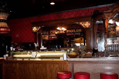 Old Soda Fountain ve Dondurma Salonu Jackson, Tennessee 'deki Tarihi Casey Jones Home & Railroad Müzesi' nde hâlâ faaliyette.