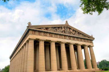 Atina Partenon Tapınağı 'nın Nashville Tennessee' deki parktaki betonun tam boyutlu kopyası. Parthenon aynı zamanda Nashville Sanat Müzesi olarak hizmet vermektedir.