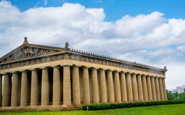 Atina Partenon Tapınağı 'nın Nashville Tennessee' deki parktaki betonun tam boyutlu kopyası. Parthenon aynı zamanda Nashville Sanat Müzesi olarak hizmet vermektedir.