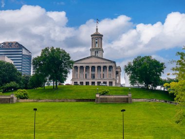 Atina Partenon Tapınağı 'nın Nashville Tennessee' deki parktaki betonun tam boyutlu kopyası. Parthenon aynı zamanda Nashville Sanat Müzesi olarak hizmet vermektedir.