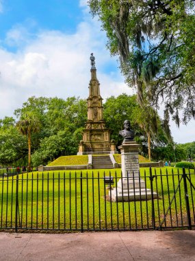 Savannah Georgia 'daki Forsyth Park' taki heykeller ve çeşmeler ünlüdür. Forsyth Park, Gürcistan 'ın güzel Savannah şehrinde büyük, şık bir yeşil alandır.